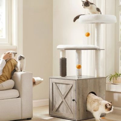 arbre a chat en bois multitaches avec trois chats