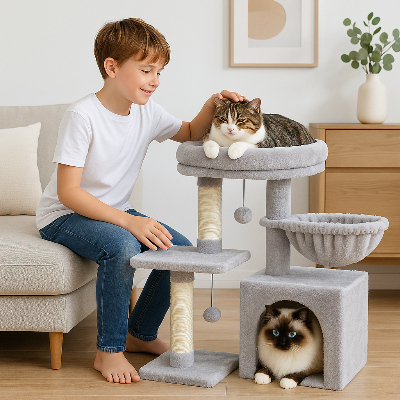 arbre a chat utile gris avec garcon