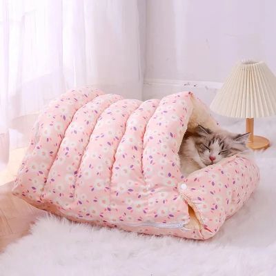 maison chat douxduvet rose avec chat qui dort
