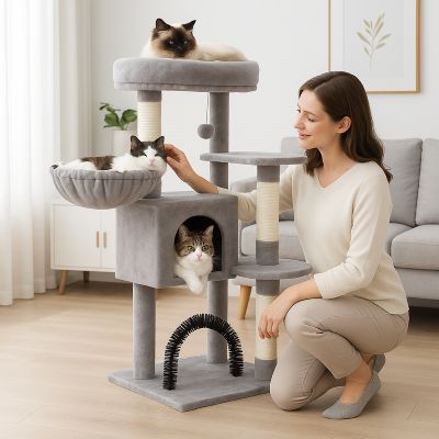 arbre a chat vistapalace gris avec femme brune